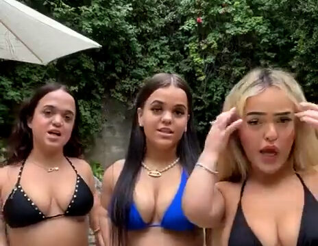 Megbanksxo Nude show in the pool with her friend – Onlyfans leaked
